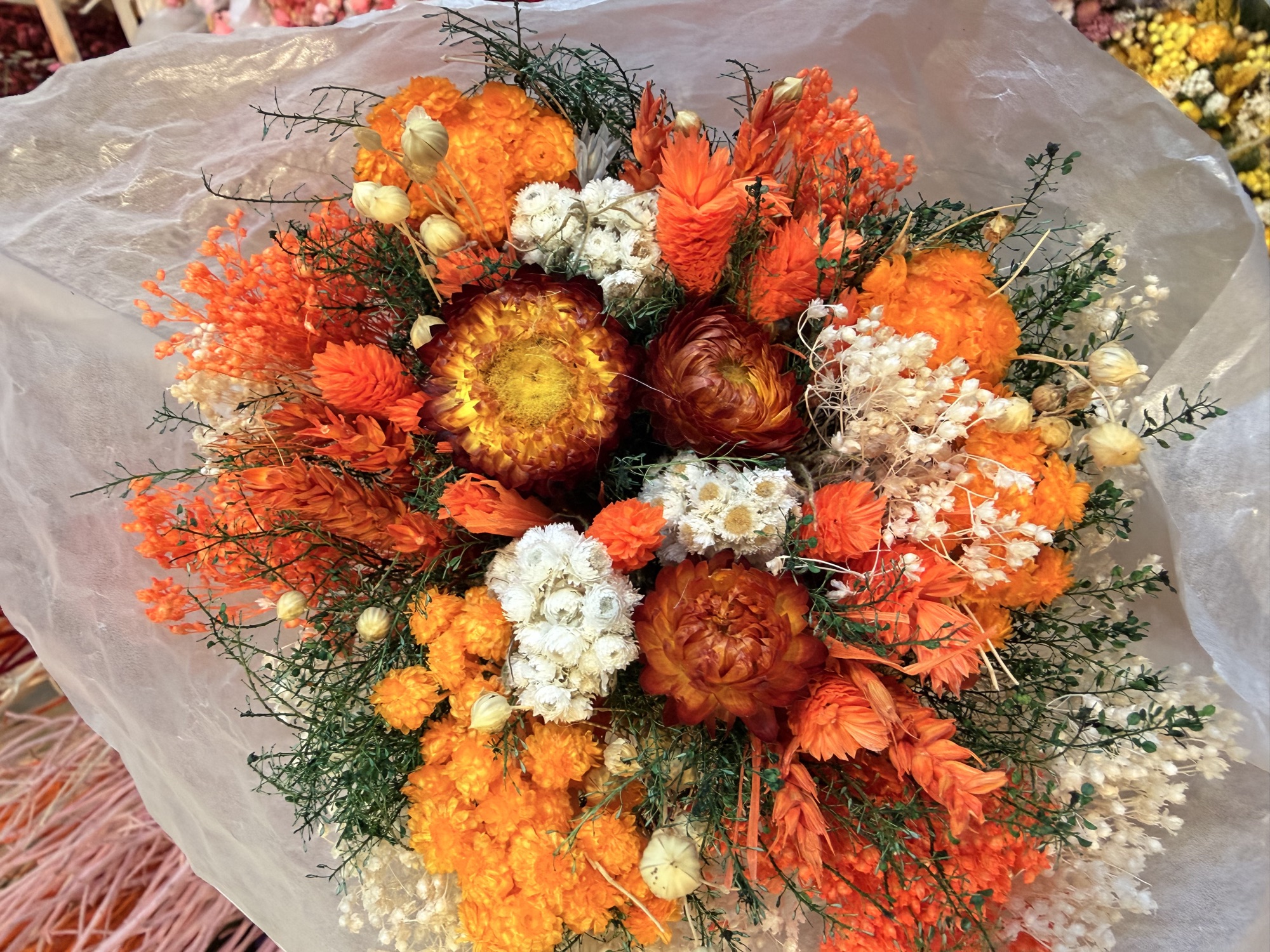 Composizione autunnale di fiori secchi